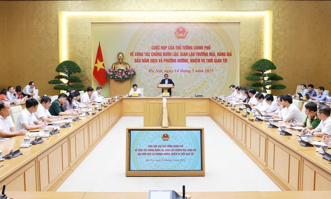 Prime Minister Pham Minh Chinh chairs the working session with ministries, central agencies, and relevant units on the fight against smuggling and trade fraud on May 14. (Photo: VNA) prime-minister-orders-nationwide-crackdown-on-smuggling.jpg