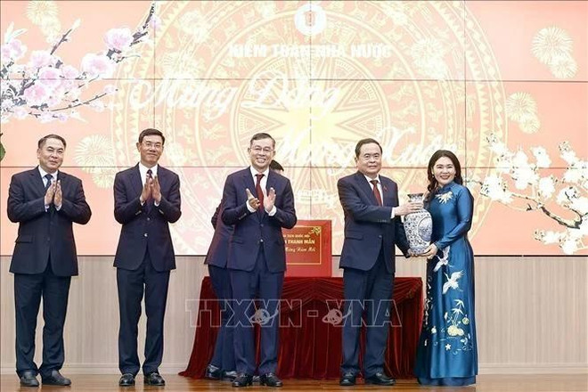 NA Chairman Tran Thanh Man presents a gift to the State Audit Office of Vietnam at the meeting in Hanoi on February 3. (Photo: VNA) na-chairman-outlines-state-audit-offices-key-tasks-for-2025.jpg