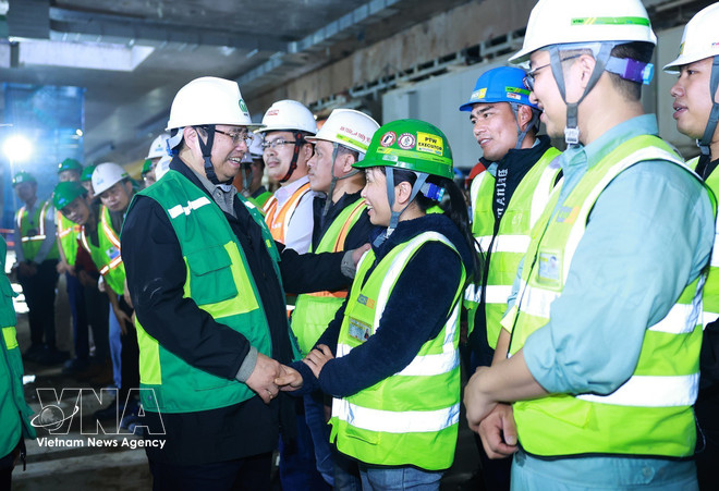 vnanet-pm-visits-nhon-hanoi-station-railway-line-2.jpg