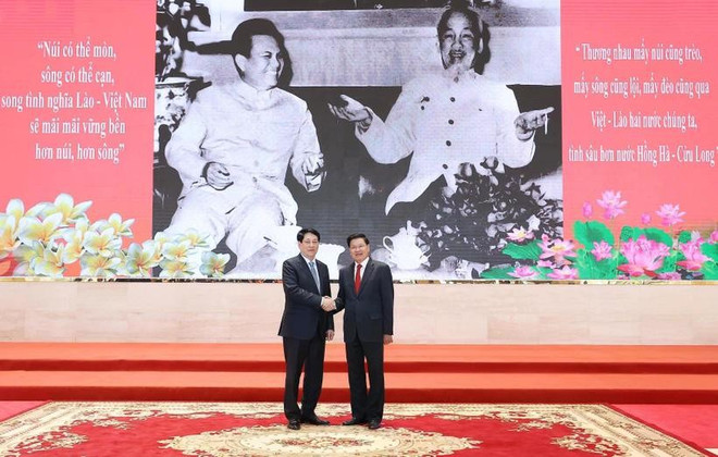 Vietnamese President Luong Cuong (L), and General Secretary of the Lao People's Revolutionary Party (LPRP) Central Committee and President of Laos Thongloun Sisoulith attend the Vietnam-Laos friendship exchange programme in Vientiane on April 25. (Photo: VNA) vietnam-laos-friendship-exchange-programme.jpg