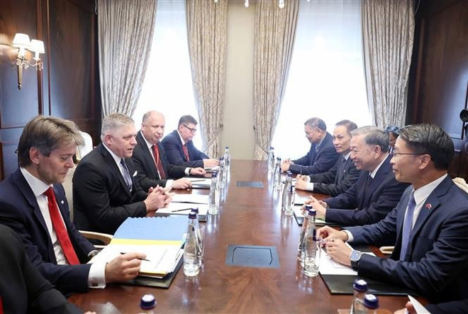 The meeting between Party General Secretary To Lam and Slovak Prime Minister Robert Fico in Moscow (Photo: VNA) vietnamese-party-leader-meets-slovak-pm.jpg