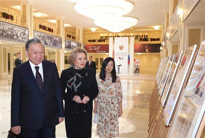 Party General Secretary To Lam and Speaker of the Russian Federation Council Valentina Matviyenko visit a photo exhibition of the two countries' relations on the sidelines of their meeting on May 9. (Photo: VNA) vietnamese-party-leader-meets-with-speaker-of-russian-federation-council-2.jpg