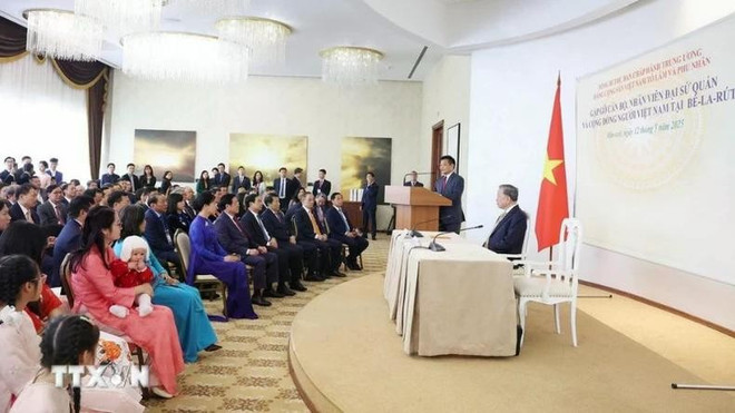 The meeting takes place as part of the Party leader's state visit to Belarus. (Photo: VNA) vietnamese-community-in-belarus.jpg