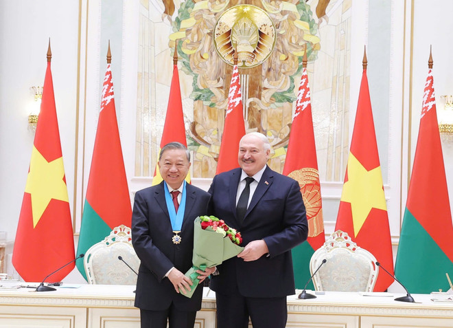 Belarusian President Aleksandr Lukashenko presents the Order of Friendship of Peoples to Party General Secretary To Lam in Minsk on May 12, 2025. (Photo: VNA) vietnam-belarus-sign-joint-statement-on-strategic-partnership-2.jpg