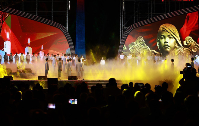 A performance at the programme on May 3 (Photo: VNA) pm-attends-celebration-of-50-years-since-con-dao-liberation-2.jpg