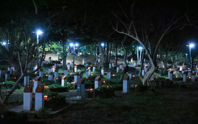 Candles are lit at Hang Duong Cemetery on May 3 evening in tribute to those who fell down for national liberation. (Photo: VNA) pm-attends-celebration-of-50-years-since-con-dao-liberation-3.jpg