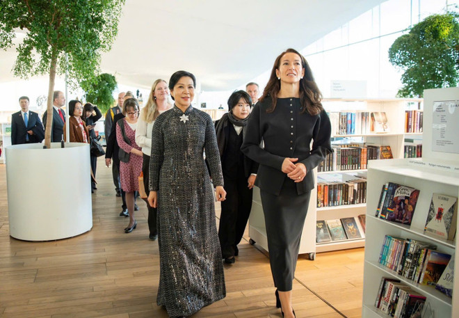 The two ladies visit the Helsinki Central Library Oodi on October 21. (Photo: VNA) vietnamese-bookcase-presented-to-helsinki-central-library-oodi-2.jpg