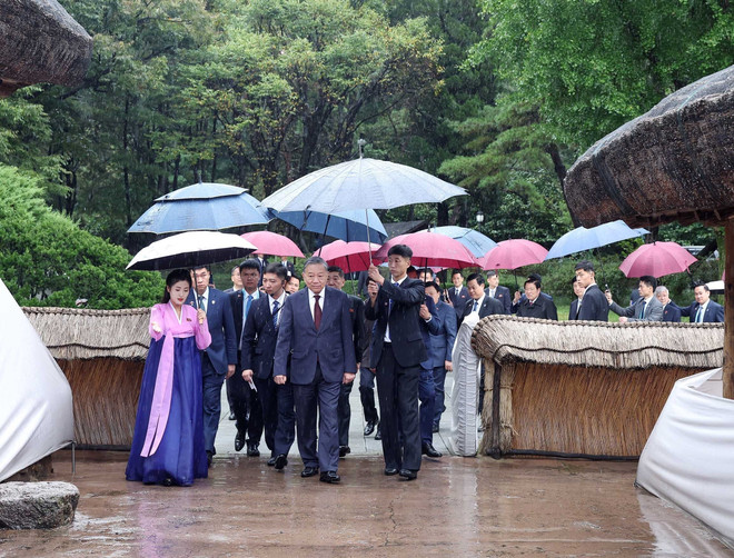 vietnamese-party-leader-pays-floral-tributes-to-dprk-leaders-2.jpg