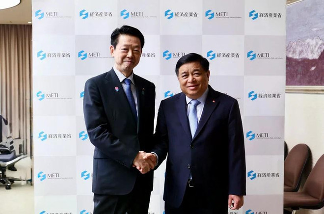 deputy-pm-nguyen-chi-dung-and-japans-minister-of-economy-trade-and-industry.jpg
