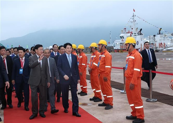 President of Vietnam Luong Cuong and Party General Secretary and President of Laos Thongloun Sisoulith visit Wharf No. 3 of Lao - Viet International Port on April 28. (Photo: VNA) new-wharf-at-lao-viet-intl-port-inaugurated-2.jpg