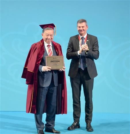 RANEPA Rector Alexey Gennadievich Komissarov presents the academy's "Honorary Professor" title to Party General Secretary To Lam at the event. (Photo: VNA) party-leader-addresses-ranepa-2.jpg
