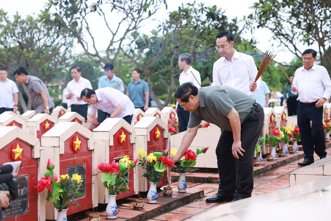 PM Pham Minh Chinh and officials offer incense at martyrs' graves at the An Giang martyrs’ cemetery on July 20. (Photo: VNA)