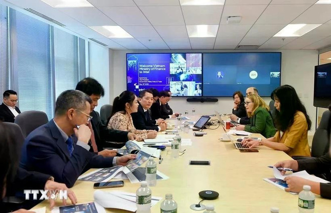 Deputy Minister of Finance Cao Anh Tuan holds a working session with Intel Corporation. (Photo: VNA) vietnam-us-promote-cooperation-in-ai-semiconductor.jpg