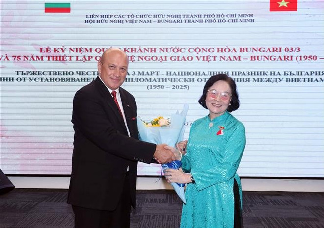 Chairwoman of the Vietnam-Bulgaria Friendship Association of HCM City Hoang Thai Lan (right) presents congratulatory flowers to Bulgarian Economic and Trade Counsellor in the city Oleg Marinov at the ceremony. (Photo: VNA) friendship-union-celebrates-bulgarias-national-day-in-hcm-city.jpg
