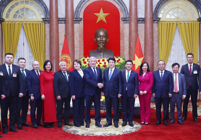 Vietnamese President Luong Cuong, Kyrgyz Prime Minister Adylbek Kasymaliev, and officials of the two countries at the meeting (Photo: VNA) state-president-welcomes-pm-of-kyrgyzstan.jpg