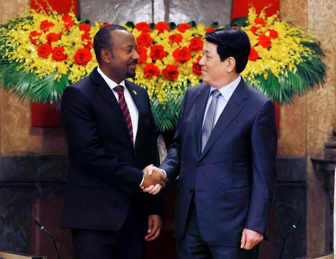 State President Luong Cuong (R) welcomes Ethiopian Prime Minister Abiy Ahmed Ali in Hanoi on April 16. (Photo: VNA) president-luong-cuong-welcomes-ethiopian-prime-minister.jpg