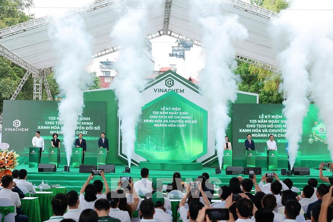 The launch of the e-commerce platform VinachemMart in Hanoi on May 10 (Photo: VNA) vinachem.jpg