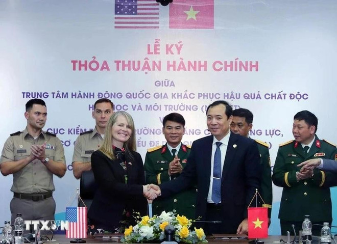 The signing ceremony on June 3 (Photo: VNA) vietnam-us-sign-pact-to-bolster-response-to-cbrn-threats.jpg