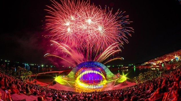 Thousands of visitors attended the Guinness record-breaking show “Kiss of the Sea” at Sunset Town.