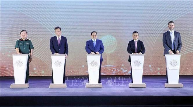 Prime Minister Pham Minh Chinh (middle) and delegates launch the Trump International Hung Yen project on May 21 with the ceremonial button-pressing. (Photo: VNA) trump-international-hung-yen.jpg