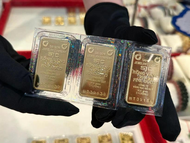 Eligible banks and enterprises will soon be permitted to import raw gold and produce bullion. (Photo: VNA) gold-market-to-become-more-competitive.jpg