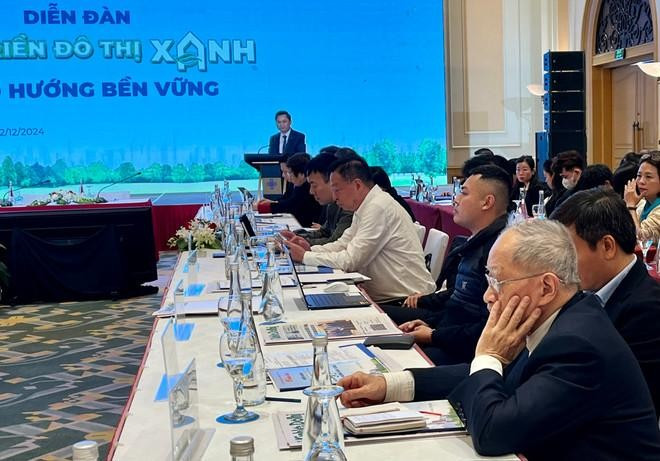 International experience on waste management, traffic and decentralised urban models are shared at the forum, opening up new directions for domestic cities. (Photo: Vietnamlus) green-urban-development-2.jpg