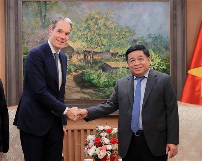 Deputy Prime Minister Nguyen Chi Dung (R) and CEO of International Beverages and Executive Vice President of PepsiCo Global Eugene Willemsen at the meeting in Hanoi on July 4 (Photo: VNA) pepsico-urged-to-be-strategic-partner-of-vietnam-1.jpg
