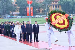 A high-ranking delegation of the Party Central Committee, the State President, the National Assembly (NA), the Government, and the Vietnam Fatherland Front (VFF) Central Committee lays wreaths and pays tribute to President Ho Chi Minh at the late leader's mausoleum on April 28 morning. (Photo: VNA)