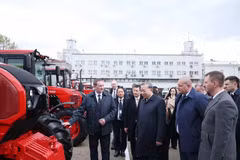 General Secretary of the Communist Party of Vietnam Central Committee To Lam and Belarusian Prime Minister Aleksandr Turchin visit the Minsk Tractor Works. (Photo: VNA)