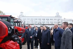 General Secretary of the Communist Party of Vietnam Central Committee To Lam and Belarusian Prime Minister Aleksandr Turchin visit the Minsk Tractor Works. (Photo: VNA)