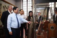 Prime Minister Pham Minh Chinh and his spouse view musical art artifacts on display at the Palais Lascaris Museum. (Photo: VNA)