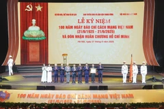 On behalf of Party and State leaders, Party General Secretary To Lam (R) awarded a Ho Chi Minh Order to the Vietnamese revolutionary press for its great contributions to the revolutionary cause of the Party and the nation. (Photo: VNA)