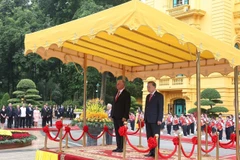 General Secretary of the Communist Party of Vietnam (CPV) Central Committee To Lam (R) hosts a red-carpet welcome ceremony for First Secretary of the Communist Party of Cuba (CPC) Central Committee and President of Cuba Miguel Díaz-Canel Bermúdez. (Photo: VNA)