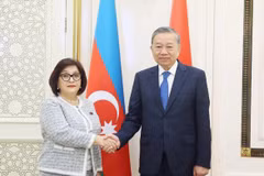 General Secretary of the Communist Party of Vietnam Central Committee To Lam (R) neets with Sahiba Gafarova, Speaker of the Milli Majlis (National Assembly) of Azerbaijan, in Baku on May 8. (Photo: VNA)