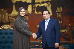 Prime Minister Pham Minh Chinh (R) and Minister of Climate Change and Environment of the UAE Amna bint Abdullah Al Dahak at their meeting in Hanoi on April 16. (Photo: VNA)