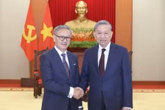 Party General Secretary To Lam (R) receives visiting Lao Minister of Foreign Affairs Thongsavanh Phomvihane in Hanoi on February 13. (Photo: VNA)