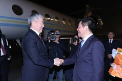 Chairman of the Cabinet of Ministers of the Kyrgyz Republic Adylbek Aleshovich Kasymaliev (L) is welcomed at the Noi Bai airport by Vietnamese Minister of Industry and Trade Nguyen Hong Dien. (Photo: VNA)