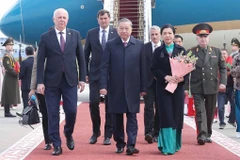 General Secretary of the Communist Party of Vietnam Central Committee To Lam (centre) and his spouse Ngo Phuong Ly arrive at Minsk Airport on May 11 afternoon (local time), beginning a state visit to the Republic of Belarus from May 11-12 at the invitation of President Aleksandr Lukashenko. (Photo: VNA)