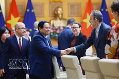 Prime Minister Pham Minh Chinh meets with 20 Ambassadors and Chargé d'affaires of the European Union (EU) and EU member states in Hanoi on March 5. (Photo: VNA)