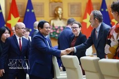 Prime Minister Pham Minh Chinh meets with 20 Ambassadors and Chargé d'affaires of the European Union (EU) and EU member states in Hanoi on March 5. (Photo: VNA)