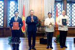 General Secretary of the Communist Party of Vietnam Central Committee and State President To Lam (second, left), and Philippine President Ferdinand Romualdez Marcos Jr. (second, right) witness the exchange of a Memorandum of Understanding (MoU) on defence cooperation between the Ministry of National Defence of Vietnam and the Ministry of Defence of the Philippines. (Photo: VNA)