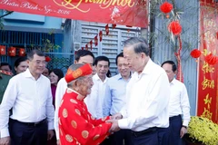 Party General Secretary To Lam visits veteran researcher Nguyen Dinh Tu (in red) (Photo: VNA)