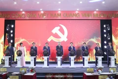 Party General Secretary To Lam (middle) and delegates launch the website dedicated to the 14th National Party Congress at https://daihoidang.vn. (Photo: VNA)