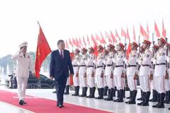 Party General Secretary and State President To Lam reviews the guard of honour of the People's Security Force. (Photo: VNA)