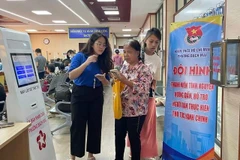 The Ho Chi Minh Communist Youth Union of Hanoi sets up 126 volunteer teams to support public service centres. (Photo: VNA)