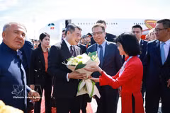 Head of the Republic of Tatarstan Rustam Minnikhanov (left) welcomes Vietnamese Prime Minister Le Minh Hung (second, left) at Gabdulla Tukay Kazan International Airport in Kazan. (Photo: VNA)