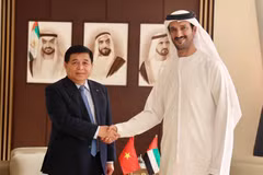 Deputy PM Nguyen Chi Dung (left) meets with Minister of Economy Abdulla Bin Touq Al Marri. (Photo: chinhphu.vn)