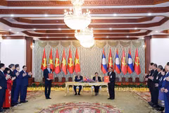General Secretary of the Communist Party of Vietnam To Lam (L) and General Secretary of the Lao People’s Revolutionary Party and President of Laos Thongloun Sisoulith witness the exchange of a memorandum of understanding between Vietnam’s Phu Tho province and Laos's Luang Namtha province. (Photo: VNA)