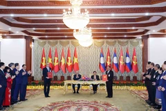 General Secretary of the Communist Party of Vietnam To Lam (L) and General Secretary of the Lao People’s Revolutionary Party and President of Laos Thongloun Sisoulith witness the exchange of a memorandum of understanding between Vietnam’s Phu Tho province and Laos's Luang Namtha province. (Photo: VNA)