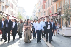 Vietnamese Prime Minister Pham Minh Chinh and his spouse visit the old town and cultural works of Nice. (Photo: VNA)